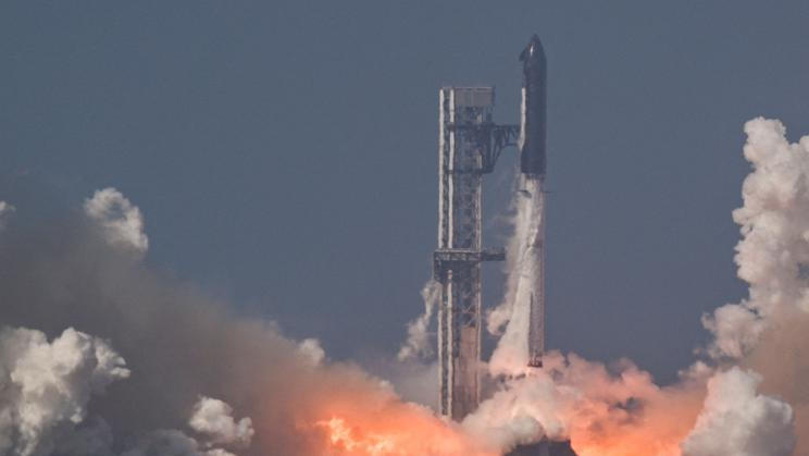 Nejnovější, třetí verze kosmické lodi vysoká i s prvním stupněm 124 metrů převyšovala starší řady Starship o několik metrů a měla větší tah motorů; Texas, 22. května 2026.