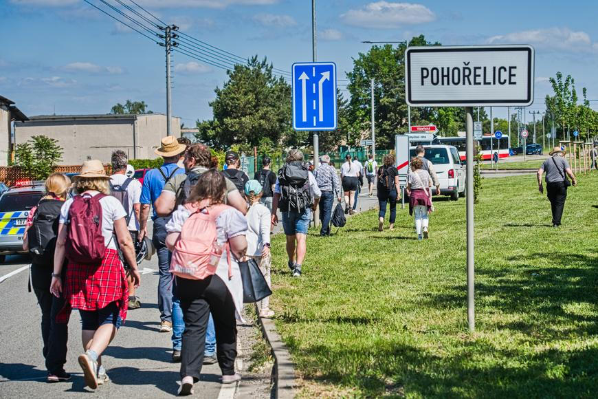 Na Pouť smíření vyrazili první lidé. Od památníku počmáraného hákovými kříži