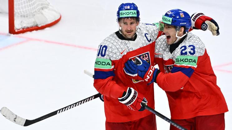 Roman Červenka a Lukáš Sedlák slaví gól v zápase MS 2026 Česko - Slovensko.