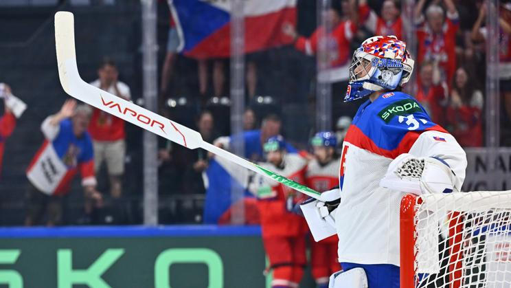 Překonaný brankář Samuel Hlavaj v zápase MS 2026 Česko - Slovensko