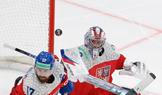 Český brankář Josef Kořenář v akci při utkání se Slovenskem na MS v hokeji 2026