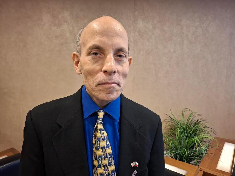 Dr. Richard Weitz je přední americký expert na geopolitiku a globální bezpečnost. Působí jako vedoucí vědecký pracovník (Senior Fellow) a ředitel Centra pro politicko-vojenskou analýzu (Center for Political-Military Analysis) v prestižním washingtonském think-tanku Hudson Institute. Patří mezi uznávané odborníky na politiku Ruska, Číny a asijsko-pacifického regionu, včetně jejich vzájemných strategických vazeb.

 