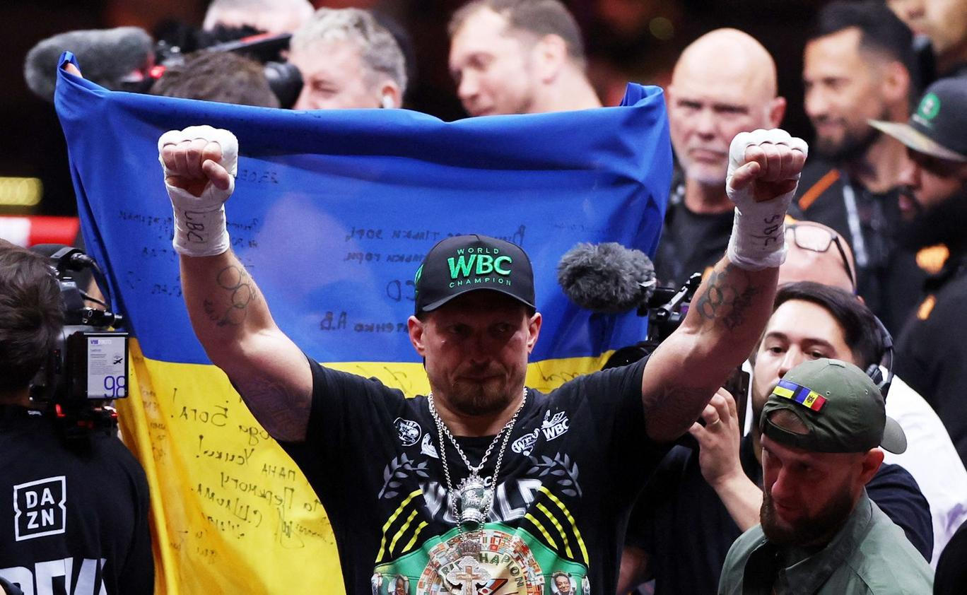 Souboj ukrajinského boxera Oleksandra Usyka s nizozemským kickboxerem Ricem Verhoevenem o titul mistra světa organizace WBC v těžké váze