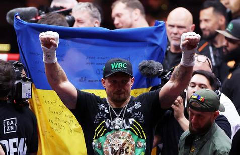 Souboj ukrajinského boxera Oleksandra Usyka s nizozemským kickboxerem Ricem Verhoevenem o titul mistra světa organizace WBC v těžké váze