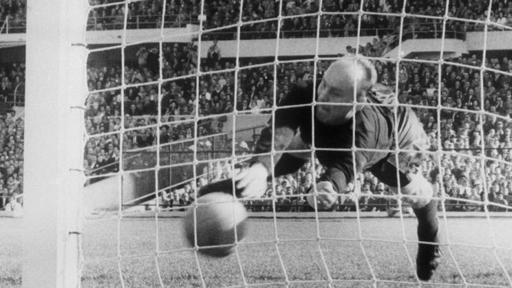 Viliam Schrojf skvělým způsobem likviduje nebezpečnou střelu brazilského hráče na světovém šampionátu 1962 v Chile.