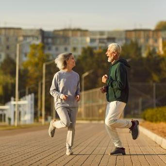 Biohačeři chtějí zastavit stárnutí. Věda ale varuje, že část longevity trendů stojí na vodě