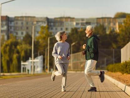 Biohačeři chtějí zastavit stárnutí. Věda ale varuje, že část longevity trendů stojí na vodě