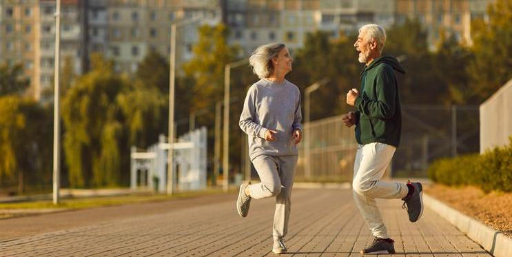 Biohačeři chtějí zastavit stárnutí. Věda ale varuje, že část longevity trendů stojí na vodě