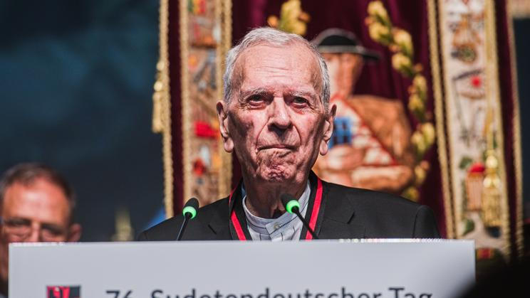 „Rád tuto cenu přijímám jménem všech lidí dobré vůle a jsem rád, že tu můžeme být spolu,“ řekl Milan Uhde v krátké zdravici v němčině; 76. ročník sjezdu sudetských Němců na brněnském výstavišti, 24. května 2026.