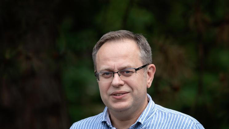 Konkurenční doložka u ČT je podle Václava Moravce neplatná, protože v minulosti byla řada doložek bývalých zaměstnanců zrušena kvůli usnesení dozorčí komise z roku 2025, podle něhož doložky zatěžují rozpočet.