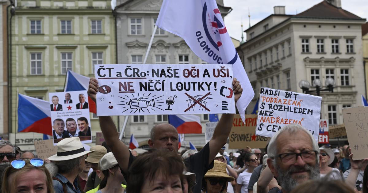 V centru Prahy protestují tisíce lidí na podporu nezávislosti veřejnoprávních médií