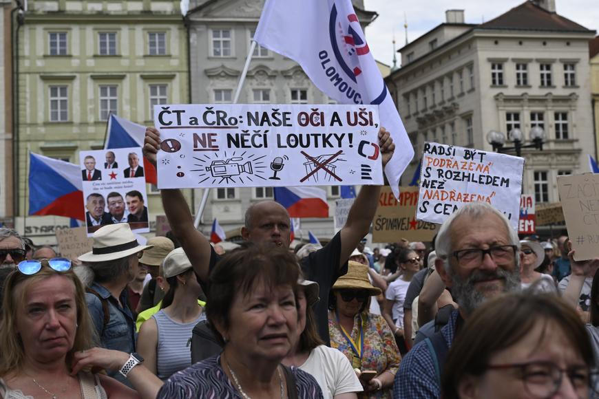 V centru Prahy protestují tisíce lidí na podporu nezávislosti veřejnoprávních médií