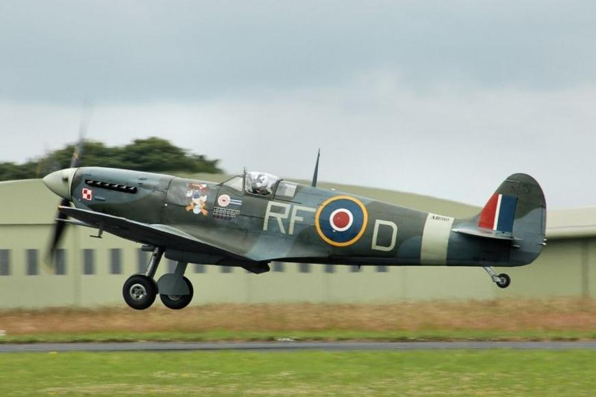 Jak malá stíhačka porazila velkého agresora. Spitfire v Londýně láká na Česko