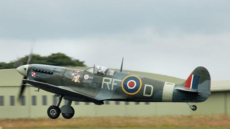 Spitfire AB910, letoun historické letky britského Královského letectva
