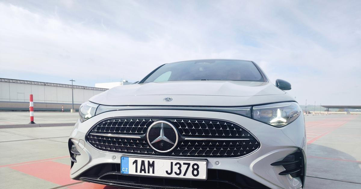 Hybrid s čínskou stopou. Benzinový Mercedes CLA jezdí za málo, dokonalý však není