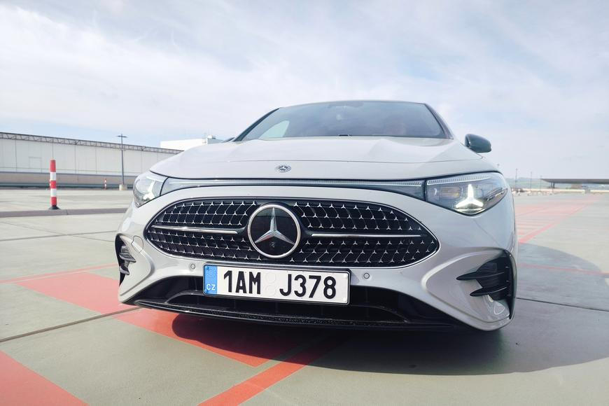Hybrid s čínskou stopou. Benzinový Mercedes CLA jezdí za málo, dokonalý však není