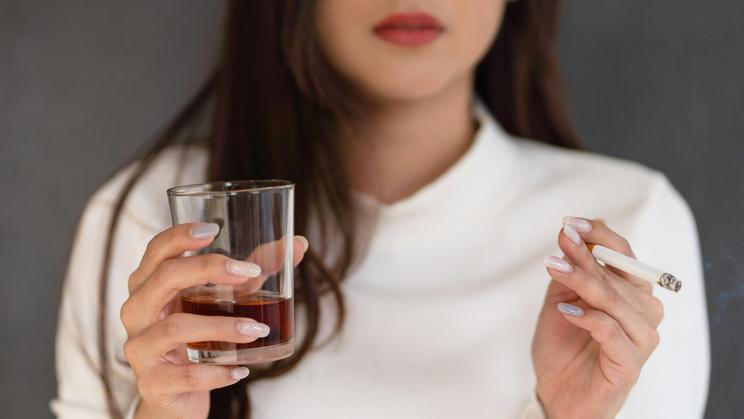 Unhealthy,Asian,Woman,Smoking,Hand,And,Drinking,A,Glass,Of