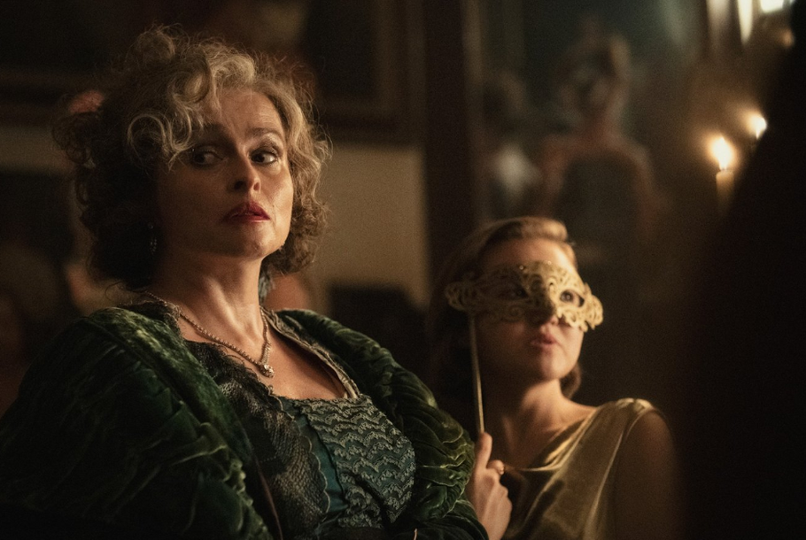 Mia McKenna-Bruceová jako lady Eileen a Helena Bonhamová Carterová v roli její matky v detektivní minisérii Sedm ciferníků Agathy Christie (2026).