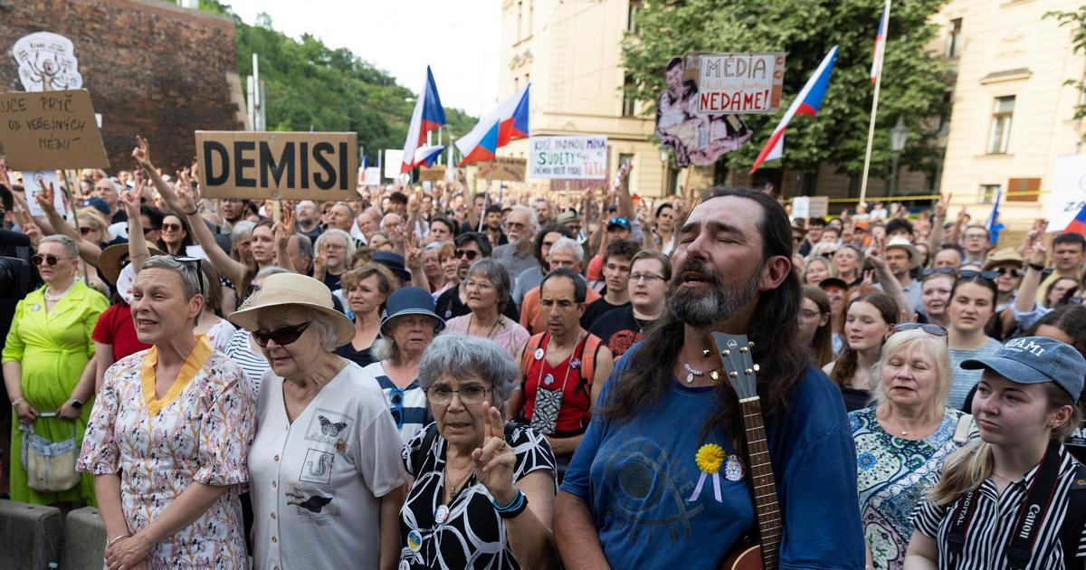 „Hanba. Oto, zabal to!“ Odpůrci vládních změn v ČT opět vyrazili před úřad vlády