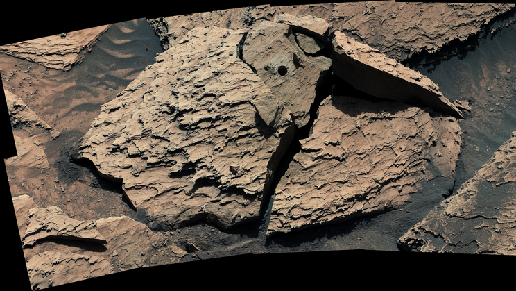 Na zveřejněných snímcích je dobře patrný i kruhový otvor vytvořený vrtákem Curiosity. Výsledná fotografie vznikla spojením osmi samostatných snímků, které rover odeslal zpět na Zemi.