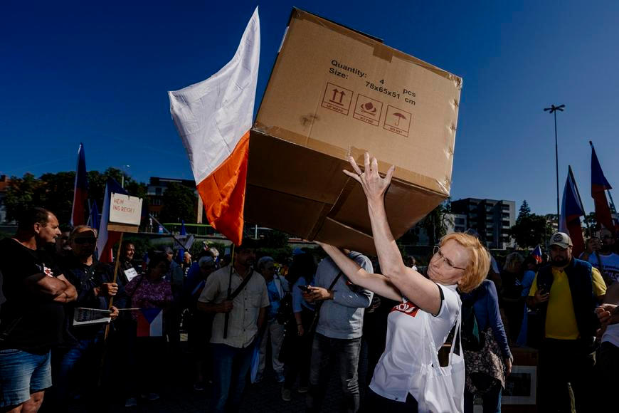 Komunistický debakl. Jak se demonstrantům vysmáli Shrek, „srstíci“ i anime postavičky