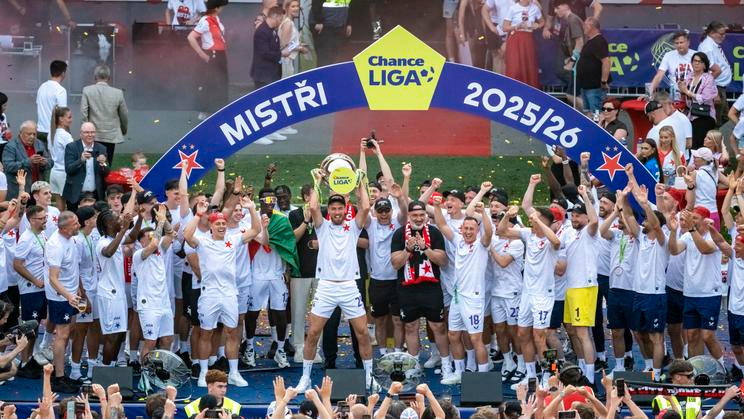 Fotbalisté Slavie se radují s fanoušky z mistrovského titulu.