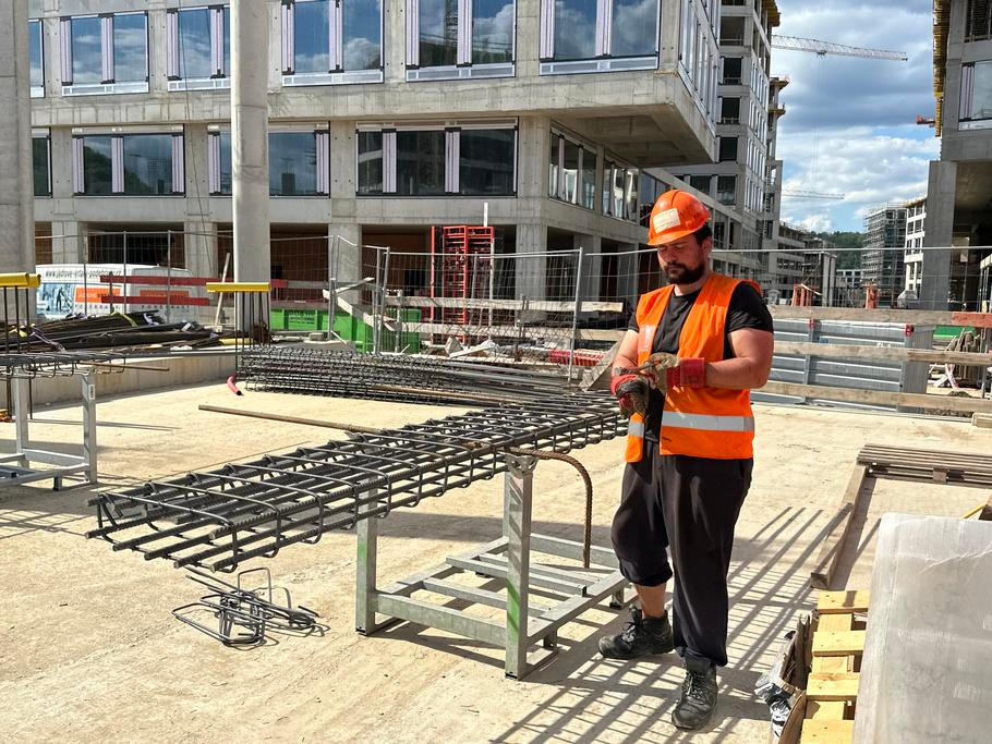 Jeden z dělníků pracuje na nové smíchovské čtvrti. Část je už hotová, další část má být skončena v roce 2028 a závěrečná přibližně v roce 2032.