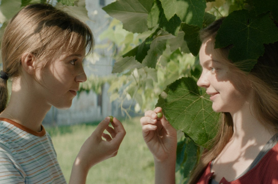 Jara Sofija Ostanová a Mina Švajgerová ve filmu Co je ti, holka?