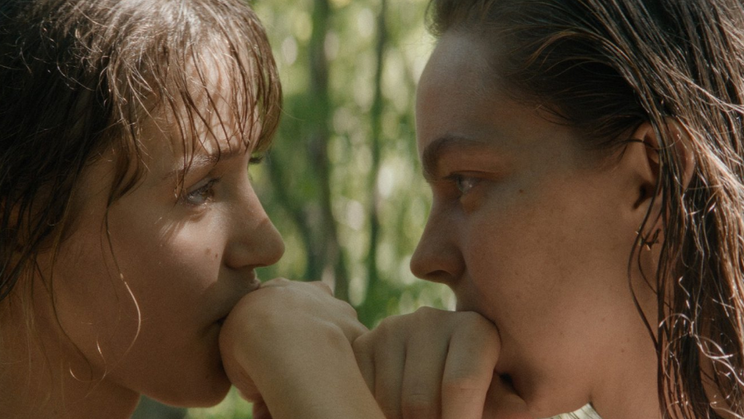 Jara Sofija Ostanová a Mina Švajgerová ve filmu Co je ti, holka?