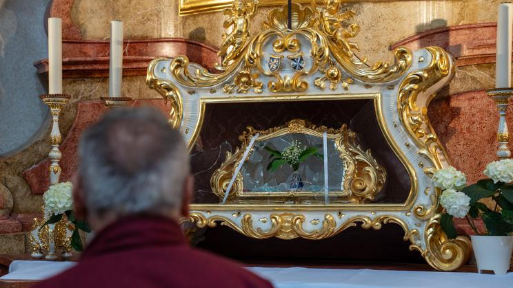 bazilika svatého Vavřince a svaté Zdislavy, boční oltář, relikviář, rozbitá schránka