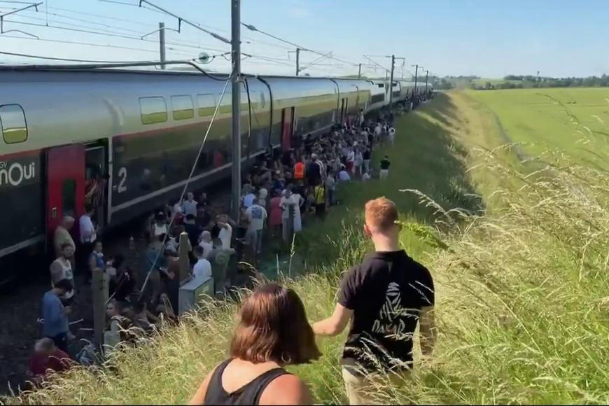 Vlak z Paříže stál hodiny v polích. Lidé v extrémním vedru zoufale hledali stín