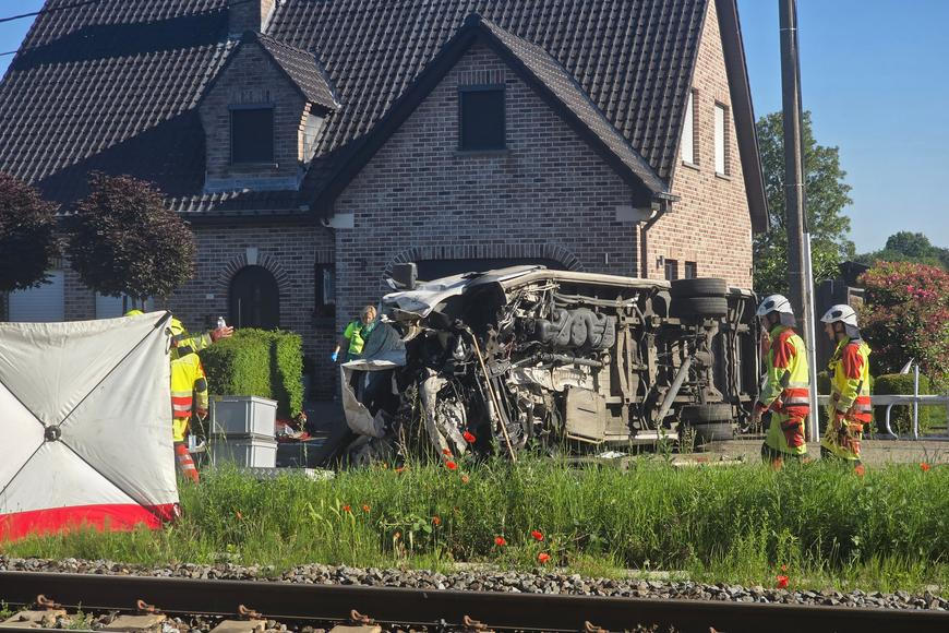 Na severu Belgie se srazil vlak se školním autobusem, na místě jsou mrtví