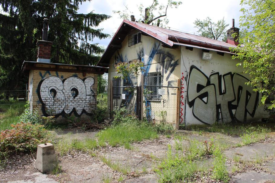 Dříve jedno z důležitých dopravních center Prahy dnes z velké části pustne. Řada budov ztratila využití a postupně chátrá.