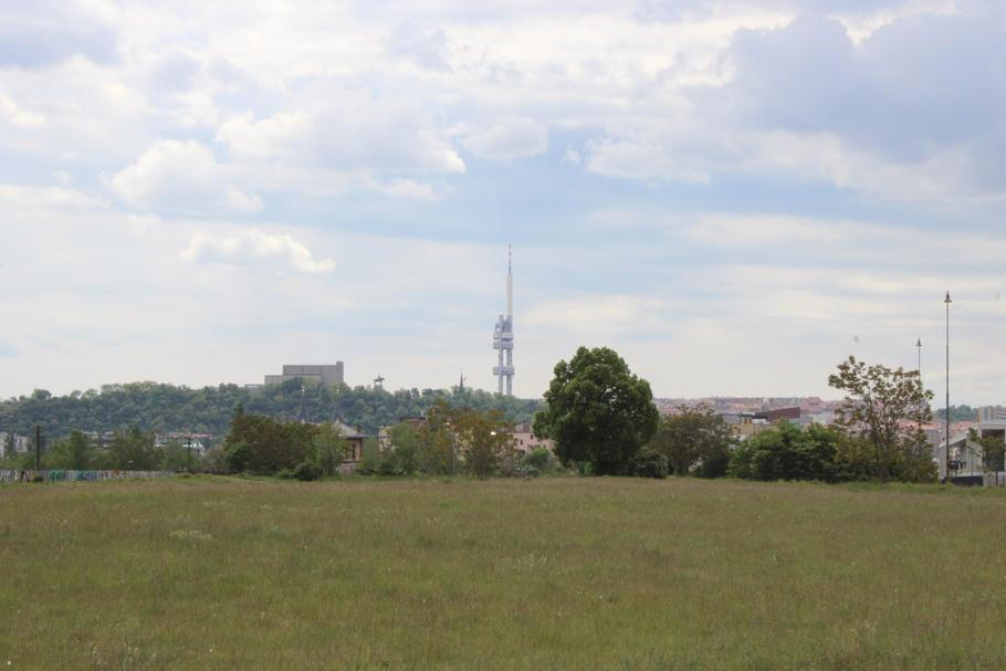 Brownfield o 110 hektarech tvoří neprostupnou bránu mezi Holešovicemi a Letnou. 
