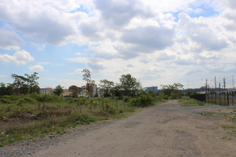 Na špinavou blátivou cestu, odpadky nebo rozpadlé ploty dnes v Bubnech není těžké narazit.