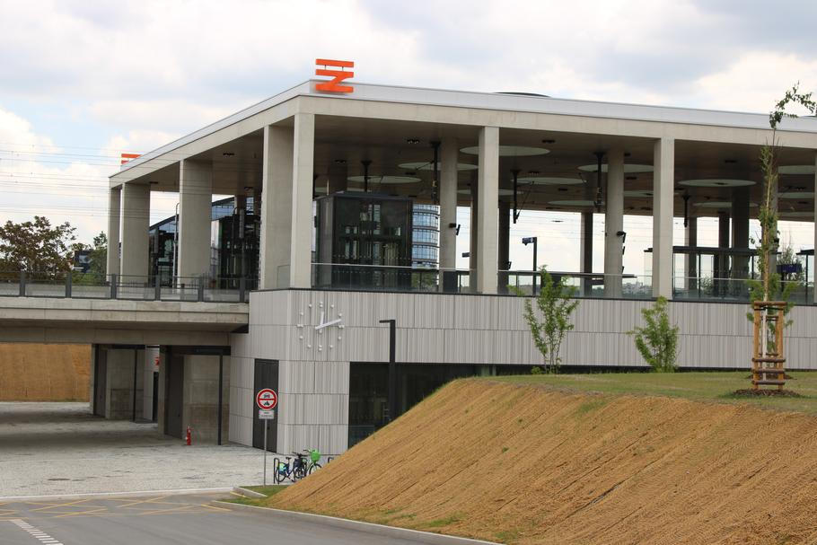 V roce 2025 Praha oficiálně zahájila proměnu čtvrti otevřením nového nádraží Praha-Bubny.