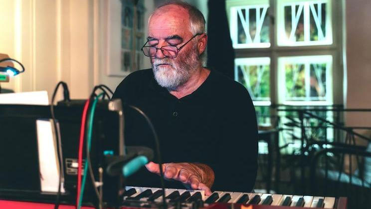 Muzikant z kapely Končinna, pianista, občasný zpěvák, ale také výtvarník a řezbář Petr „Komár” Soudek.