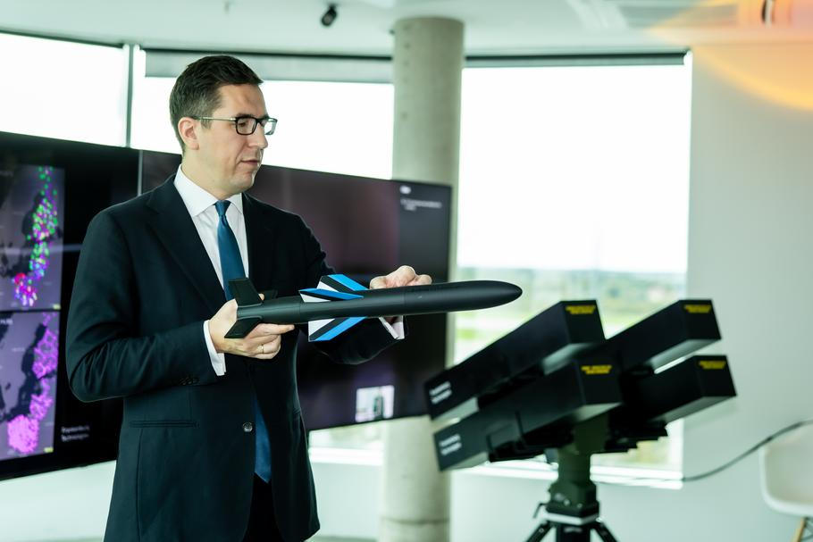 Kusti Salm, generální ředitel společnosti Frankenburg Technologies, s maketou rakety Mark 1.