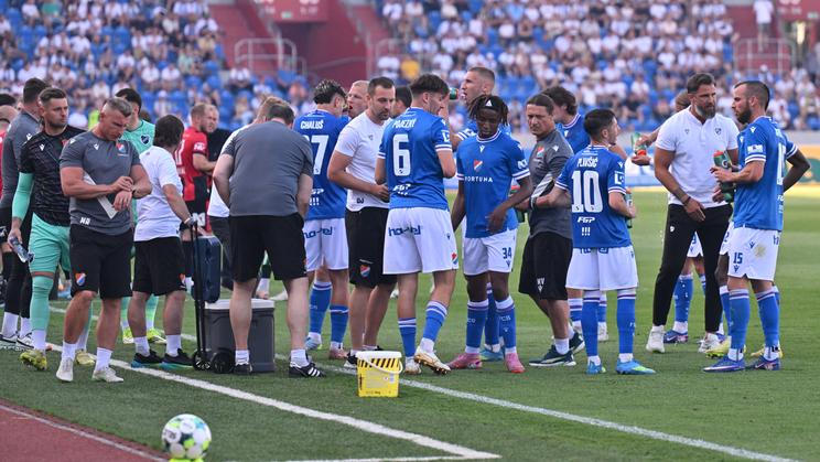Hráči Baníku Ostrava při pauze na doplnění tekutin během zápasu s Táborskem
