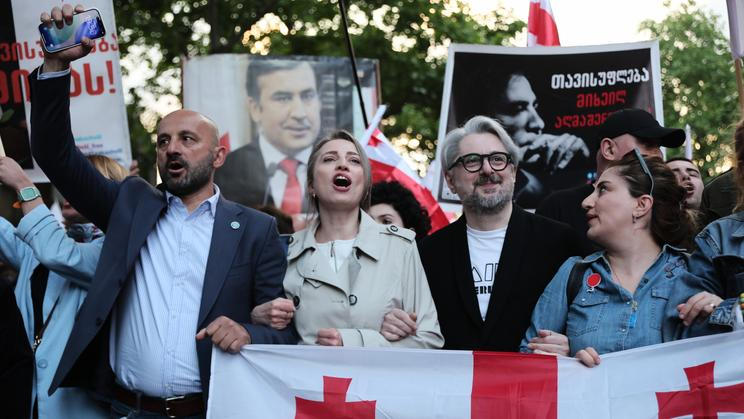 Tisíce demonstrantů v úterý v hlavním městě mávaly gruzínskými a evropskými vlajkami. Mnozí drželi transparenty s nápisy „Jsme Evropa“ a portréty bývalého prozápadního prezidenta Michaila Saakašviliho, kterého úřady uvěznily po odsouzení za zneužití moci; Tbilisi, 26. května 2026.