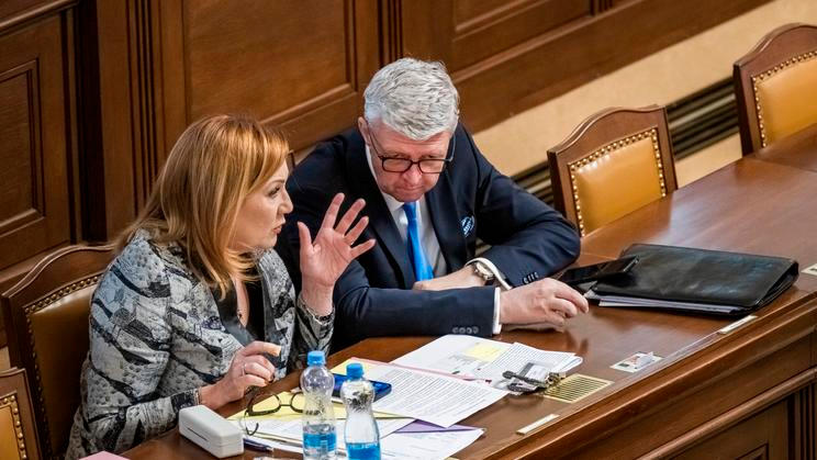 Zleva ministryně financí Alena Schillerová a ministr průmyslu a obchodu Karel Havlíček (oba ANO) na schůzi Poslanecké sněmovny.