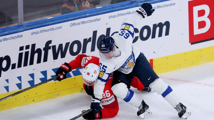 Janis Moser a Sakari Manninen v zápase MS 2026 Česko - Kanada