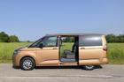 Volkswagen Multivan T7 v dlouhém provedení pojme až osm cestujících.