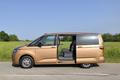 Volkswagen Multivan T7 v dlouhém provedení pojme až osm cestujících.