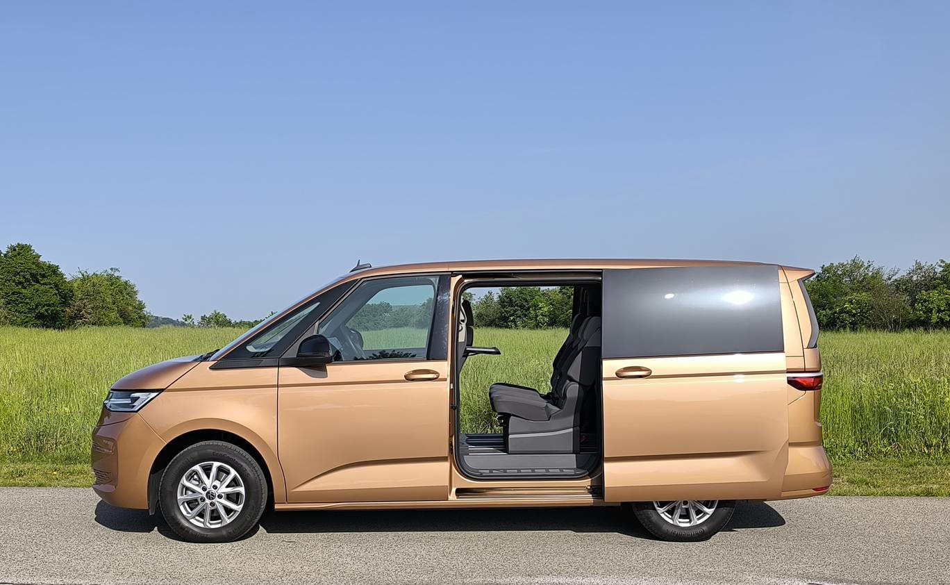 Volkswagen Multivan T7 v dlouhém provedení pojme až osm cestujících.