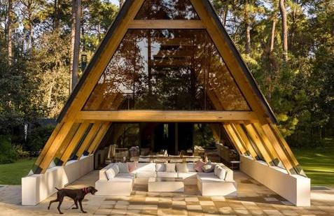 Studio Pérez Palacios Arquitectos Asociados navrhlo nedaleko Mexico City dřevěnou áčkovou chatu, jejíž ložnice jsou ukryté pod zemí. Dům zasazený do lesa ve Valle de Bravo tvoří dva propojené objemy – nad terénem se nachází společenské prostory, zatímco soukromé části jsou zapuštěné pod povrchem.