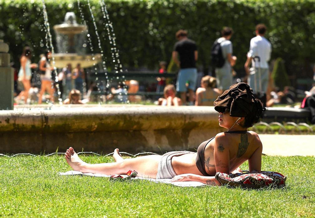 Heatwave persists in Paris