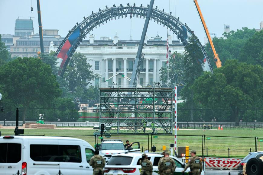 Zápasníci si to rozdají před Bílým domem. Trump dal postavit klec