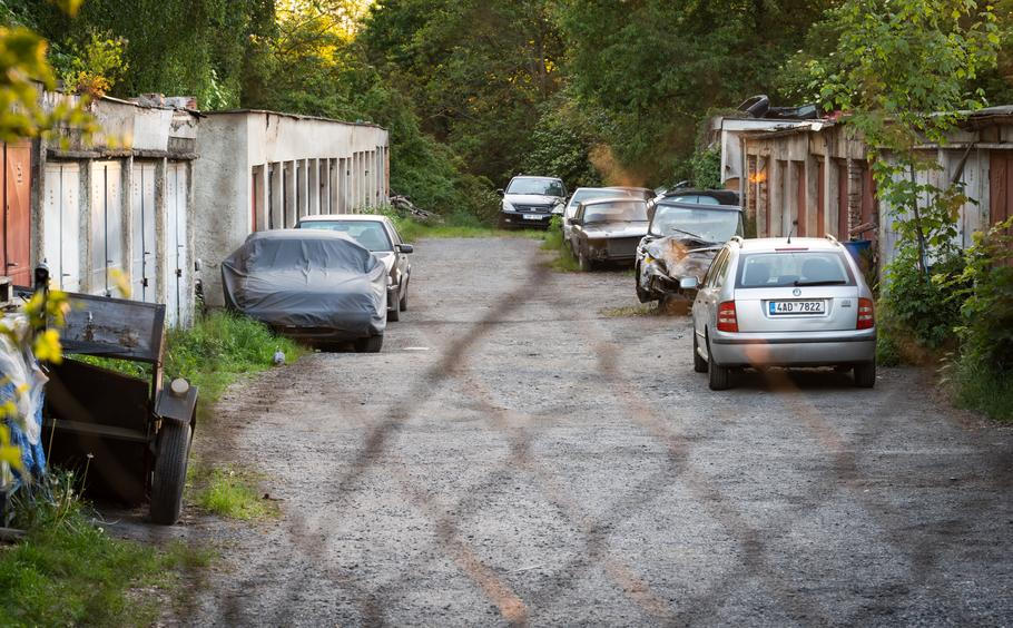 Garáže, posprejované zdi, popadané ploty. Tak dnes vypadají Slatiny.