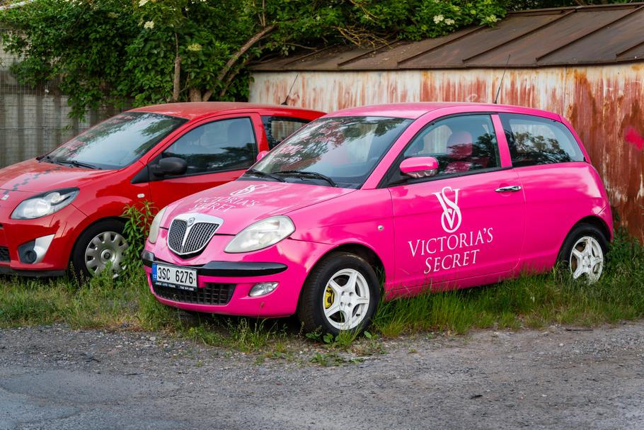 Libo růžové auto s potiskem Victoria's Secret?